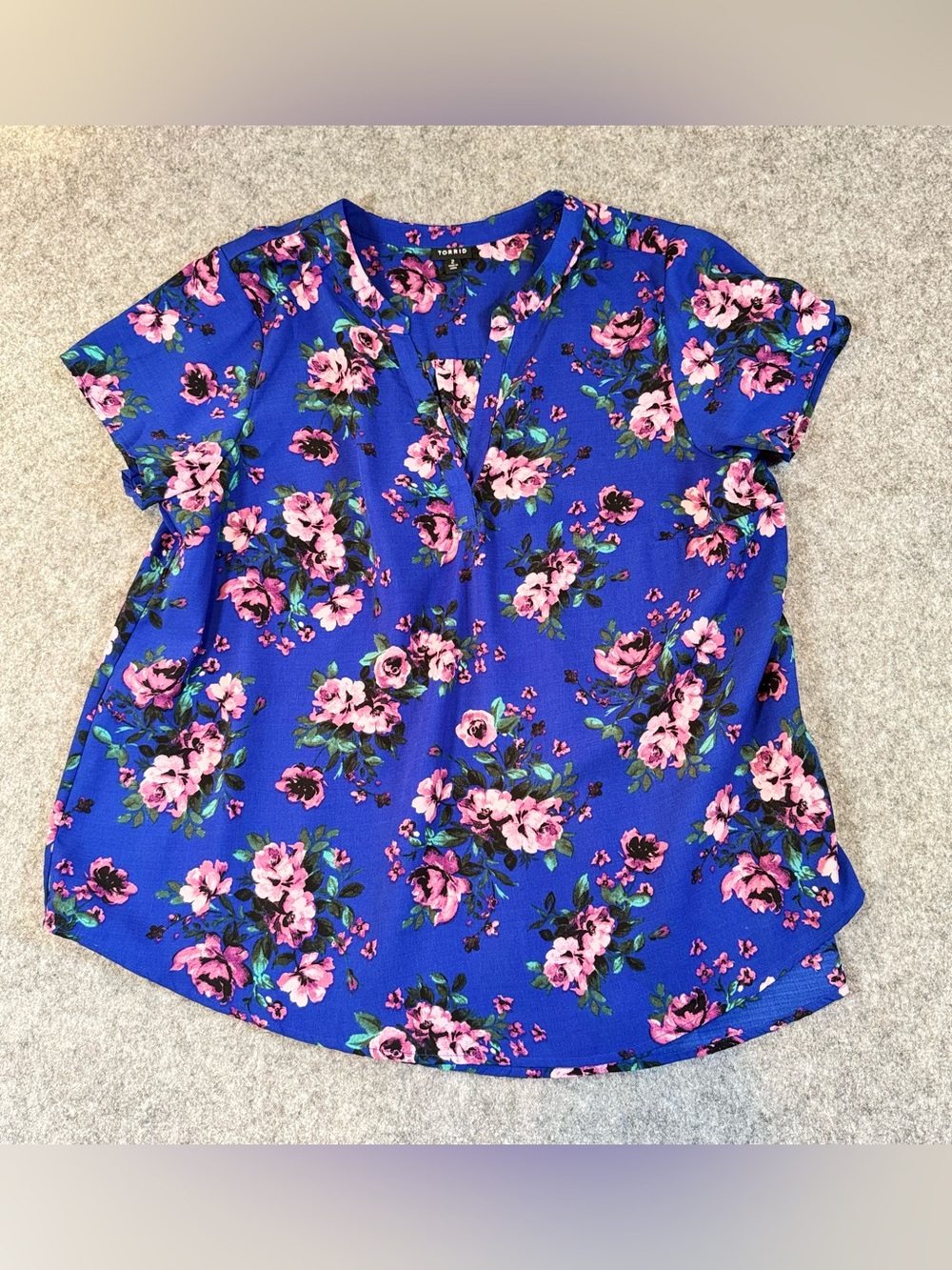 Torrid Size 2 Blue Pink Floral Short Sleeve Split Neck Blouse 2X